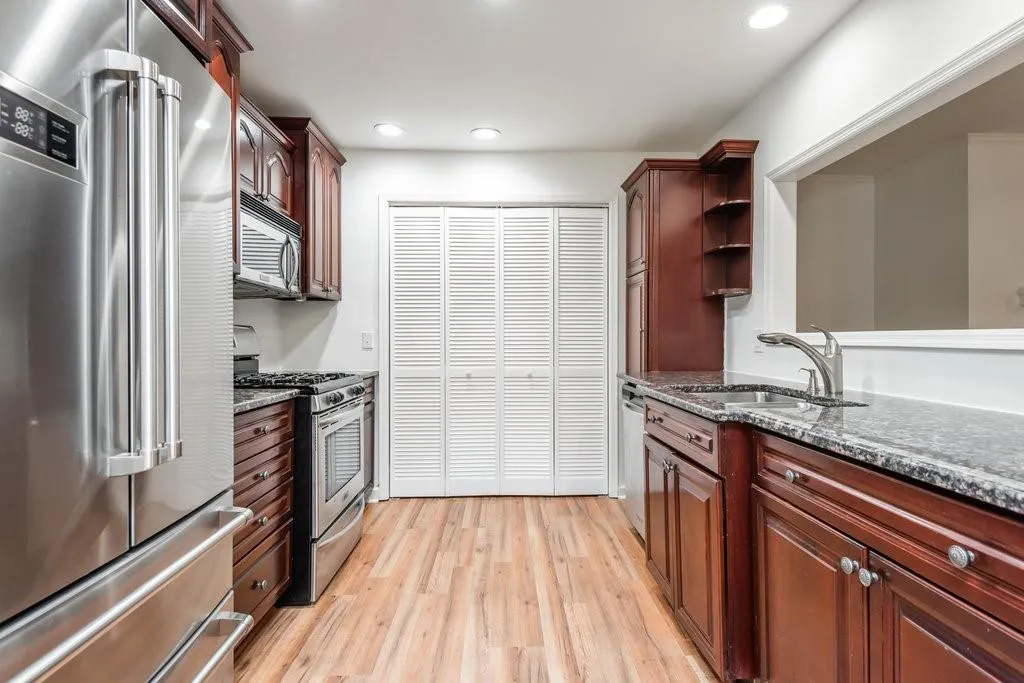 1009 Camden Court, Sandy Springs, Georgia 30327, 2 Bedrooms Bedrooms, ,2 BathroomsBathrooms,Residential,Sold,1009 Camden Court,7207583