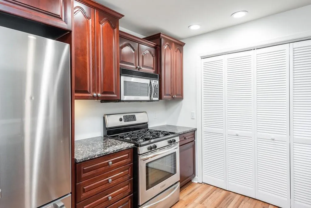 1009 Camden Court, Sandy Springs, Georgia 30327, 2 Bedrooms Bedrooms, ,2 BathroomsBathrooms,Residential,Sold,1009 Camden Court,7207583