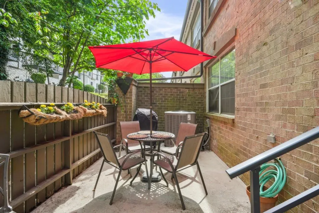 6980 Roswell Road Unit H-2, Sandy Springs, Georgia 30328, 3 Bedrooms Bedrooms, ,2 BathroomsBathrooms,Residential,Sold,6980 Roswell Road Unit H-2,7407875