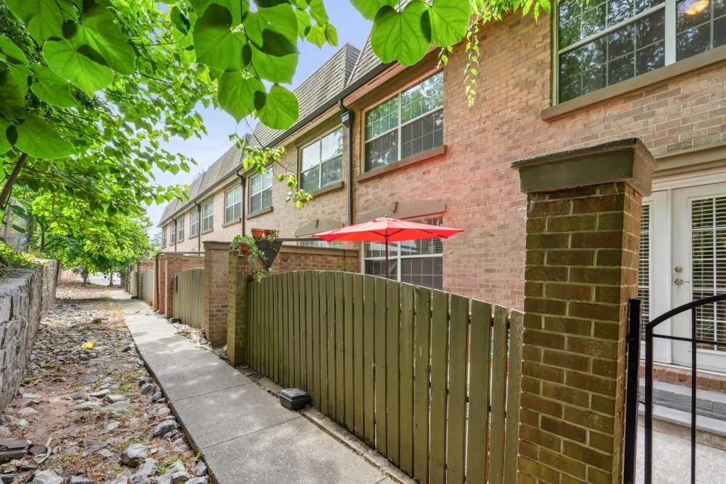 6980 Roswell Road Unit H-2, Sandy Springs, Georgia 30328, 3 Bedrooms Bedrooms, ,2 BathroomsBathrooms,Residential,Sold,6980 Roswell Road Unit H-2,7407875