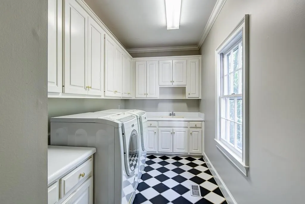 5760 Long Grove Drive, Sandy Springs, Georgia 30328, 5 Bedrooms Bedrooms, ,4 BathroomsBathrooms,Residential,Sold,5760 Long Grove Drive,5692511