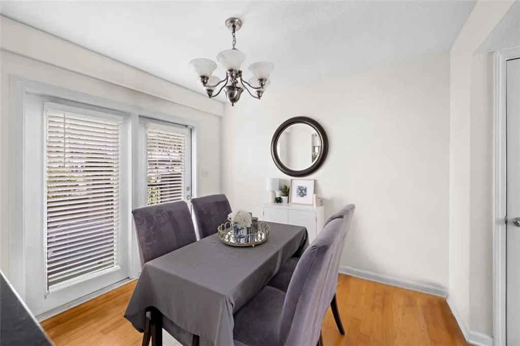 6940 Roswell Road Unit # 25b, Sandy Springs, Georgia 30328, 2 Bedrooms Bedrooms, ,1 BathroomBathrooms,Residential,Sold,6940 Roswell Road Unit # 25b,7361368