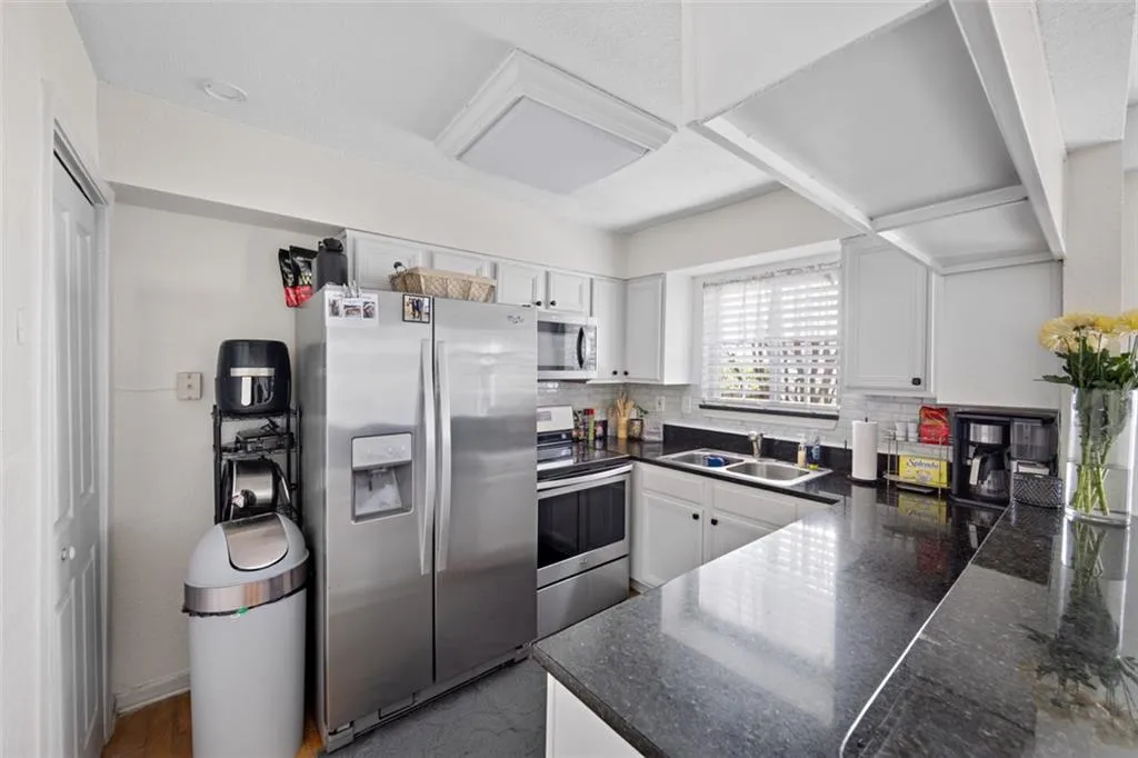 6940 Roswell Road Unit # 25b, Sandy Springs, Georgia 30328, 2 Bedrooms Bedrooms, ,1 BathroomBathrooms,Residential,Sold,6940 Roswell Road Unit # 25b,7361368