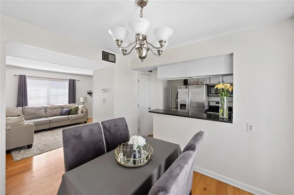 6940 Roswell Road Unit # 25b, Sandy Springs, Georgia 30328, 2 Bedrooms Bedrooms, ,1 BathroomBathrooms,Residential,Sold,6940 Roswell Road Unit # 25b,7361368