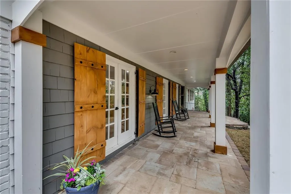 5335 Peachtree Dunwoody Road, Sandy Springs, Georgia 30342, 4 Bedrooms Bedrooms, ,3 BathroomsBathrooms,Residential,Sold,5335 Peachtree Dunwoody Road,7021659