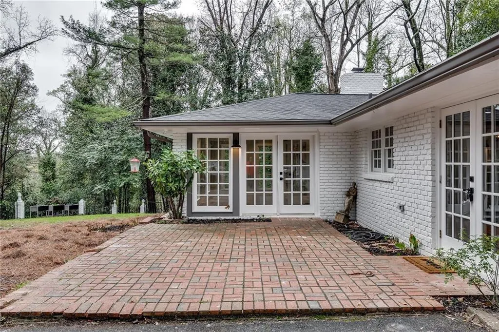 5335 Peachtree Dunwoody Road, Sandy Springs, Georgia 30342, 4 Bedrooms Bedrooms, ,3 BathroomsBathrooms,Residential,Sold,5335 Peachtree Dunwoody Road,7021659