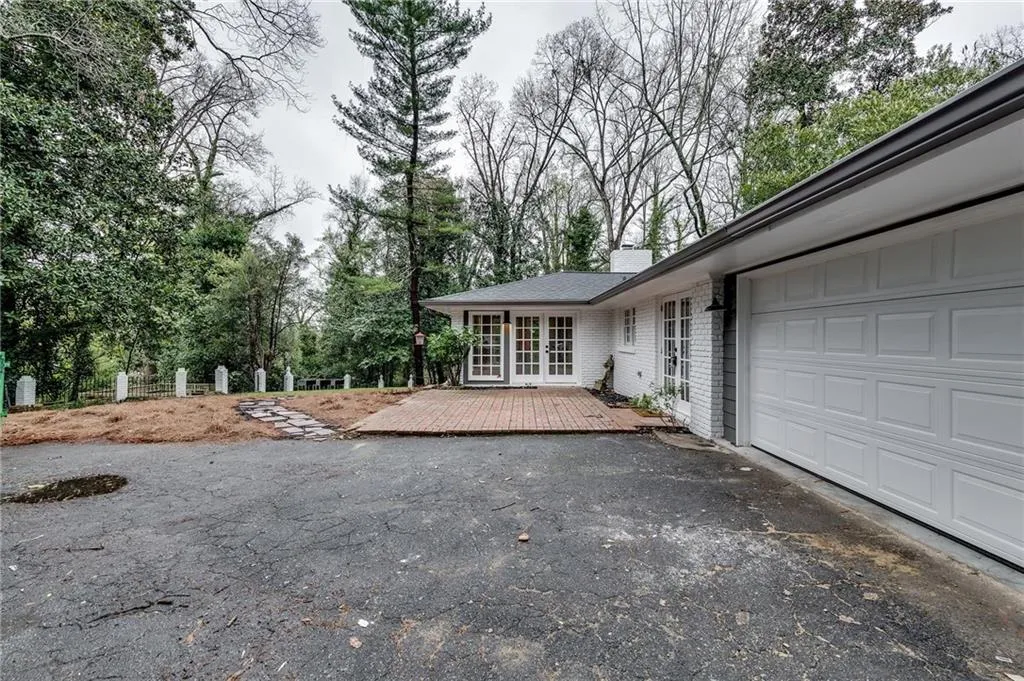 5335 Peachtree Dunwoody Road, Sandy Springs, Georgia 30342, 4 Bedrooms Bedrooms, ,3 BathroomsBathrooms,Residential,Sold,5335 Peachtree Dunwoody Road,7021659