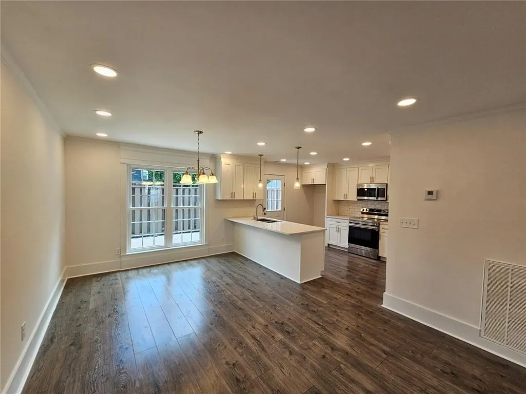 5 George Wythe Place Nw, Atlanta, Georgia 30318, 2 Bedrooms Bedrooms, ,2 BathroomsBathrooms,Residential,For Sale,5 George Wythe Place Nw,7371301