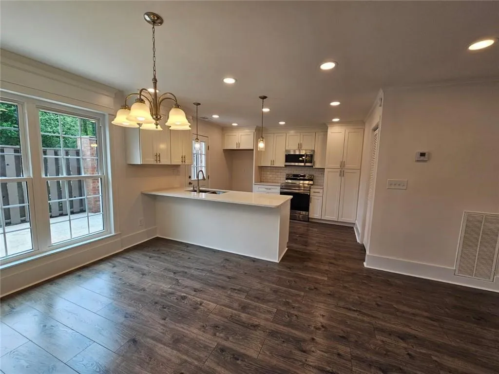 5 George Wythe Place Nw, Atlanta, Georgia 30318, 2 Bedrooms Bedrooms, ,2 BathroomsBathrooms,Residential,For Sale,5 George Wythe Place Nw,7371301