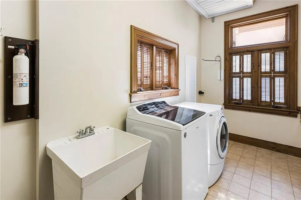 100 Wilderbluff Court, Sandy Springs, Georgia 30328, 4 Bedrooms Bedrooms, ,5 BathroomsBathrooms,Residential,Sold,100 Wilderbluff Court,7204134