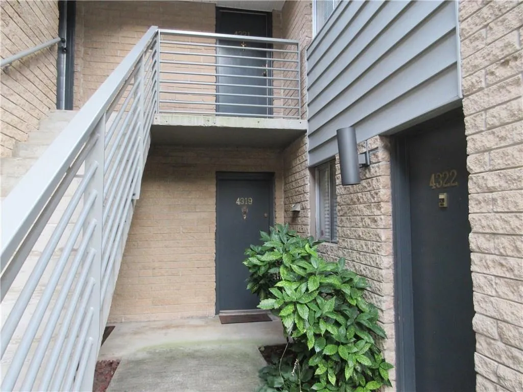 4300 Roswell Road Ne Unit 4319, Atlanta, Georgia 30342, 2 Bedrooms Bedrooms, ,2 BathroomsBathrooms,Residential,Sold,4300 Roswell Road Ne Unit 4319,5717923