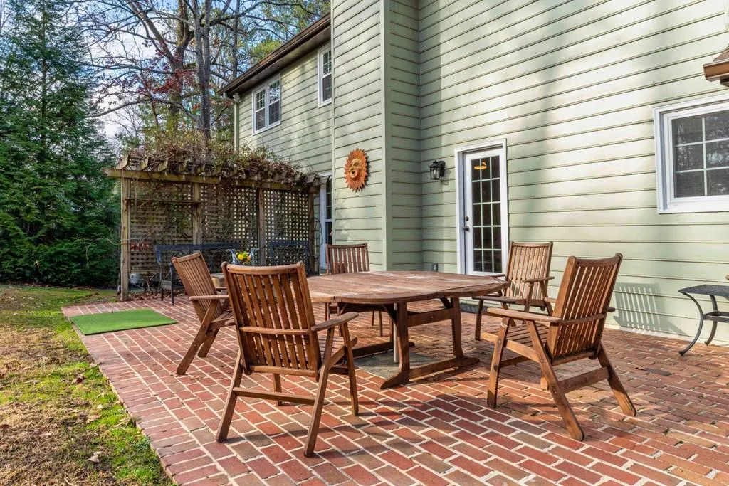 300 Stone Mill Trail Ne, Atlanta, Georgia 30328, 5 Bedrooms Bedrooms, ,3 BathroomsBathrooms,Residential,Sold,300 Stone Mill Trail Ne,6828267