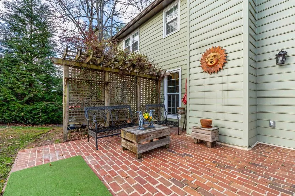 300 Stone Mill Trail Ne, Atlanta, Georgia 30328, 5 Bedrooms Bedrooms, ,3 BathroomsBathrooms,Residential,Sold,300 Stone Mill Trail Ne,6828267