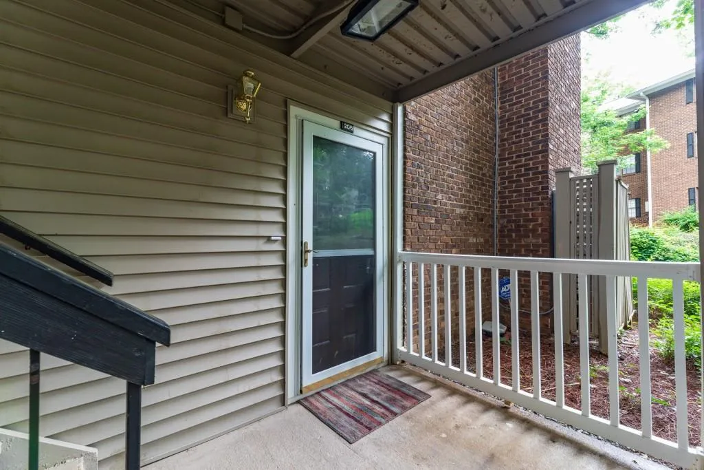 206 Barrington Hills Drive Unit 206, Sandy Springs, Georgia 30350, 3 Bedrooms Bedrooms, ,2 BathroomsBathrooms,Residential,Sold,206 Barrington Hills Drive Unit 206,6019889