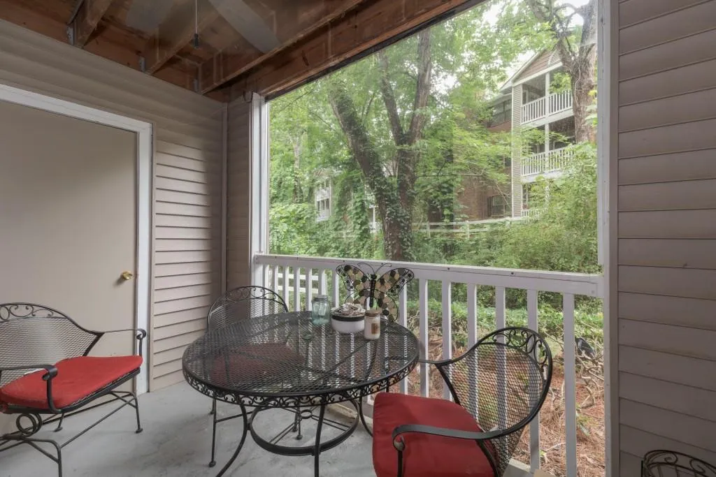 206 Barrington Hills Drive Unit 206, Sandy Springs, Georgia 30350, 3 Bedrooms Bedrooms, ,2 BathroomsBathrooms,Residential,Sold,206 Barrington Hills Drive Unit 206,6019889