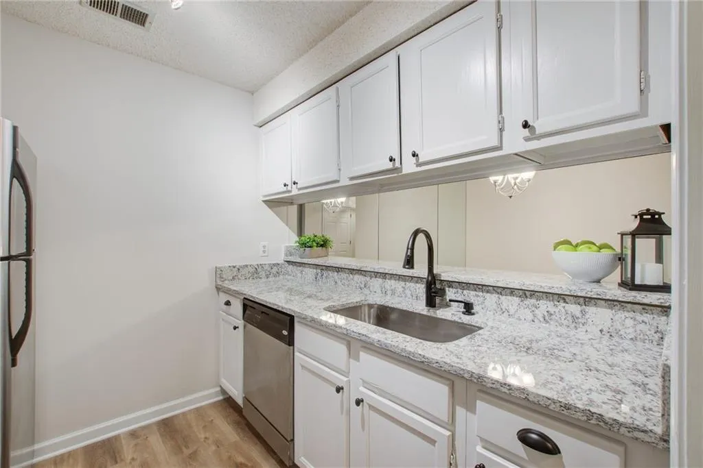 305 Barrington Hills Drive, Sandy Springs, Georgia 30350, 2 Bedrooms Bedrooms, ,2 BathroomsBathrooms,Residential,Sold,305 Barrington Hills Drive,7087620