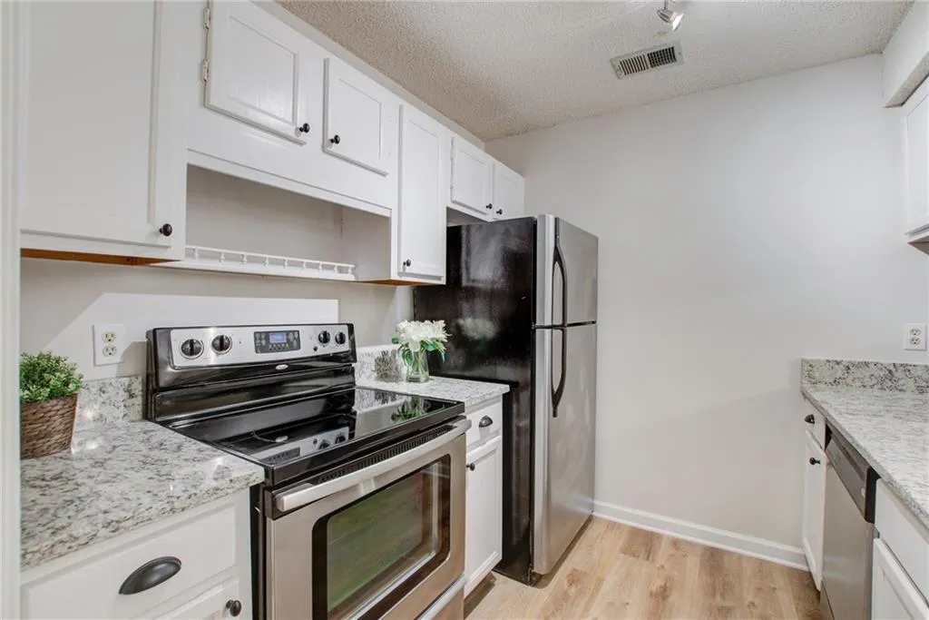 305 Barrington Hills Drive, Sandy Springs, Georgia 30350, 2 Bedrooms Bedrooms, ,2 BathroomsBathrooms,Residential,Sold,305 Barrington Hills Drive,7087620