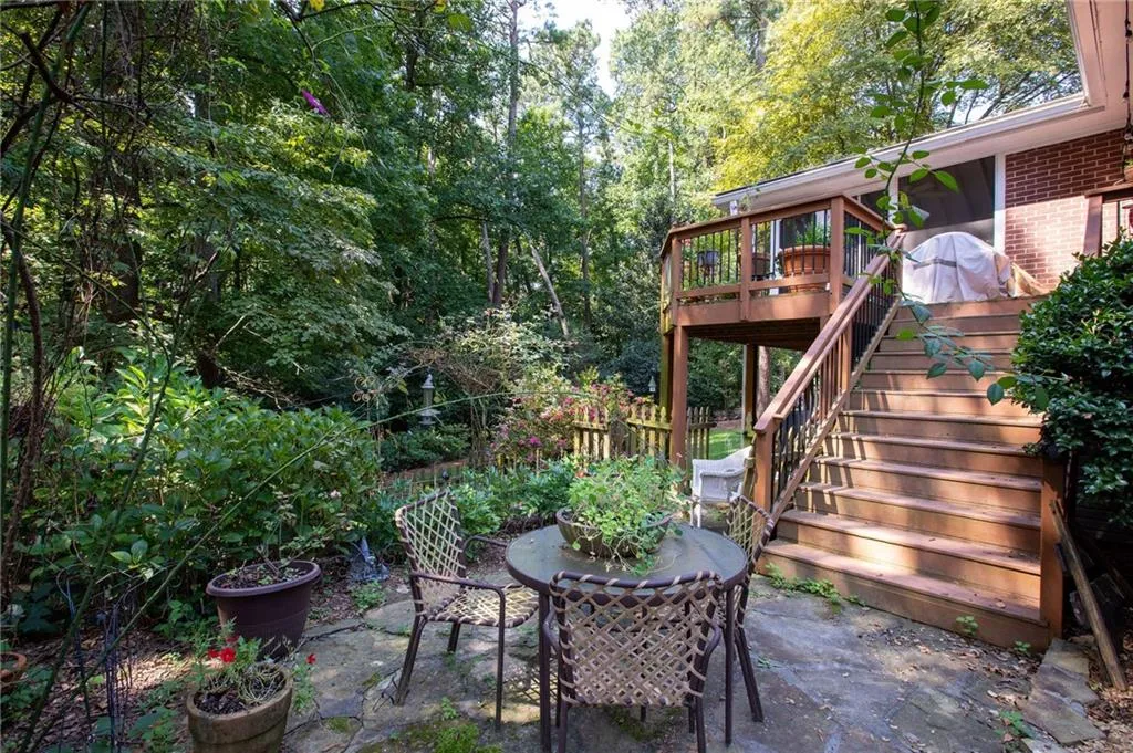565 High Brook Drive, Sandy Springs, Georgia 30342, 3 Bedrooms Bedrooms, ,2 BathroomsBathrooms,Residential,Sold,565 High Brook Drive,7102182