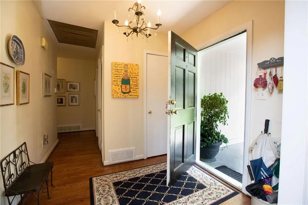 565 High Brook Drive, Sandy Springs, Georgia 30342, 3 Bedrooms Bedrooms, ,2 BathroomsBathrooms,Residential,Sold,565 High Brook Drive,7102182