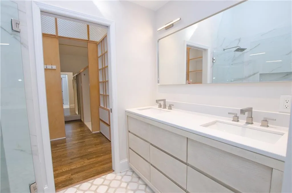 3776 Powers Ferry Road Nw, Atlanta, Georgia 30342, 3 Bedrooms Bedrooms, ,3 BathroomsBathrooms,Residential,For Sale,3776 Powers Ferry Road Nw,7645018