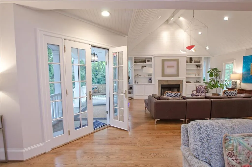 3776 Powers Ferry Road Nw, Atlanta, Georgia 30342, 3 Bedrooms Bedrooms, ,3 BathroomsBathrooms,Residential,For Sale,3776 Powers Ferry Road Nw,7645018
