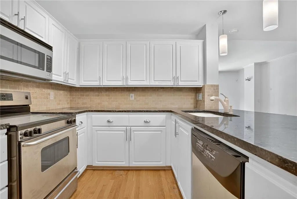 3475 Oak Valley Road Ne Unit 250, Atlanta, Georgia 30326, 1 Bedroom Bedrooms, ,1 BathroomBathrooms,Residential,For Sale,3475 Oak Valley Road Ne Unit 250,7627396