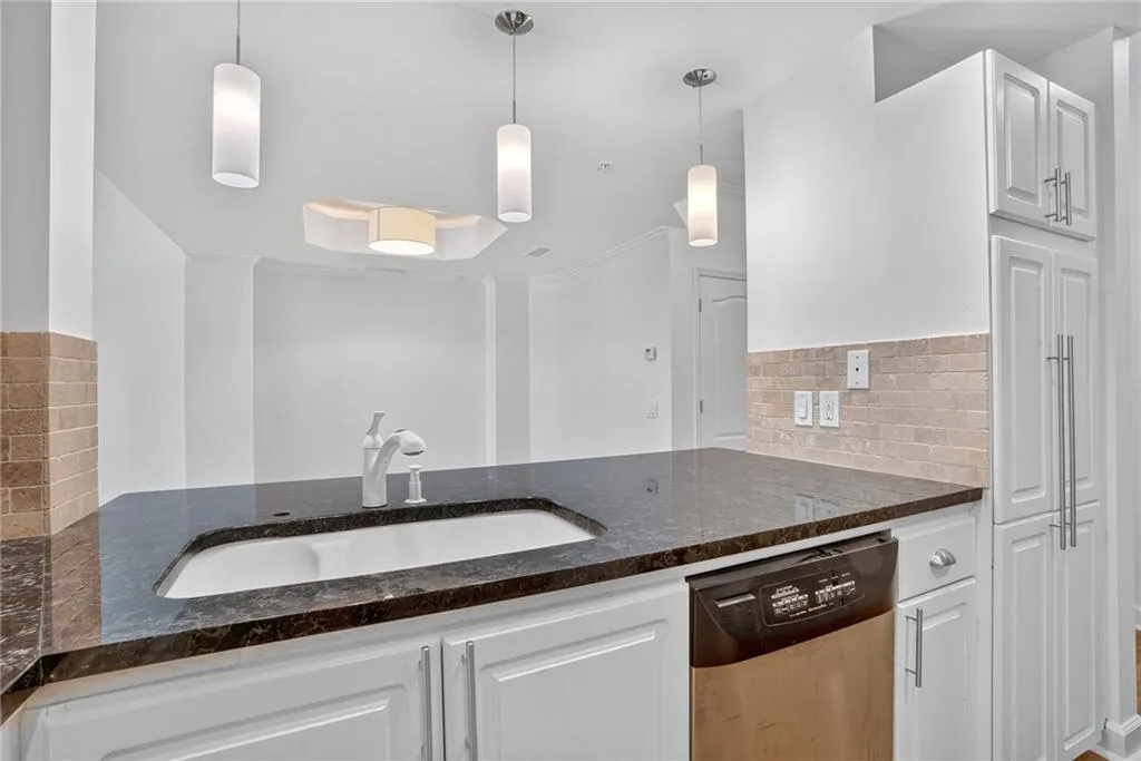 3475 Oak Valley Road Ne Unit 250, Atlanta, Georgia 30326, 1 Bedroom Bedrooms, ,1 BathroomBathrooms,Residential,For Sale,3475 Oak Valley Road Ne Unit 250,7627396