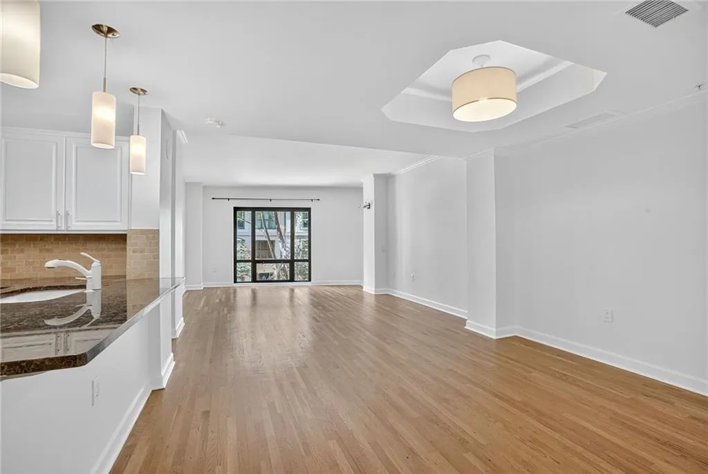 3475 Oak Valley Road Ne Unit 250, Atlanta, Georgia 30326, 1 Bedroom Bedrooms, ,1 BathroomBathrooms,Residential,For Sale,3475 Oak Valley Road Ne Unit 250,7627396