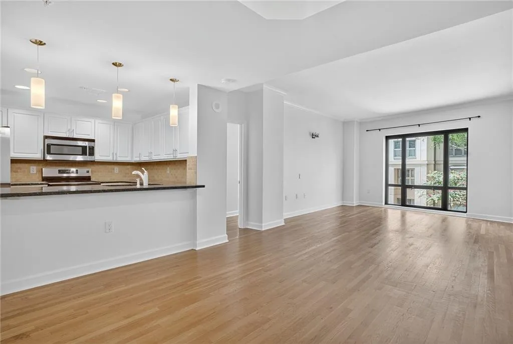 3475 Oak Valley Road Ne Unit 250, Atlanta, Georgia 30326, 1 Bedroom Bedrooms, ,1 BathroomBathrooms,Residential,For Sale,3475 Oak Valley Road Ne Unit 250,7627396