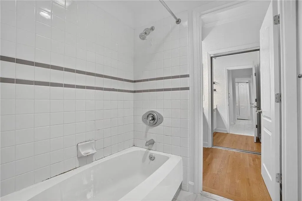 3475 Oak Valley Road Ne Unit 250, Atlanta, Georgia 30326, 1 Bedroom Bedrooms, ,1 BathroomBathrooms,Residential,For Sale,3475 Oak Valley Road Ne Unit 250,7627396