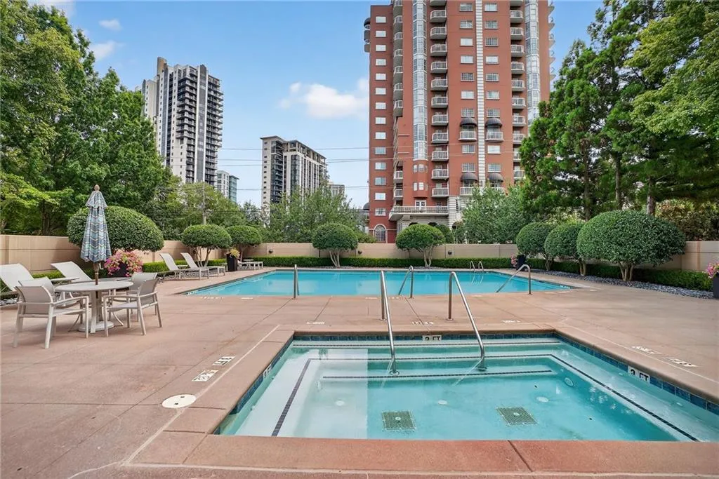 3475 Oak Valley Road Ne Unit 250, Atlanta, Georgia 30326, 1 Bedroom Bedrooms, ,1 BathroomBathrooms,Residential,For Sale,3475 Oak Valley Road Ne Unit 250,7627396