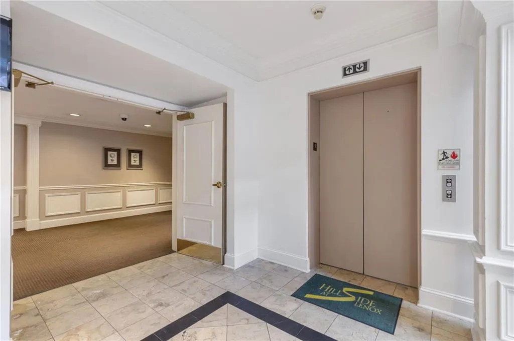 Entrance to property with elevator