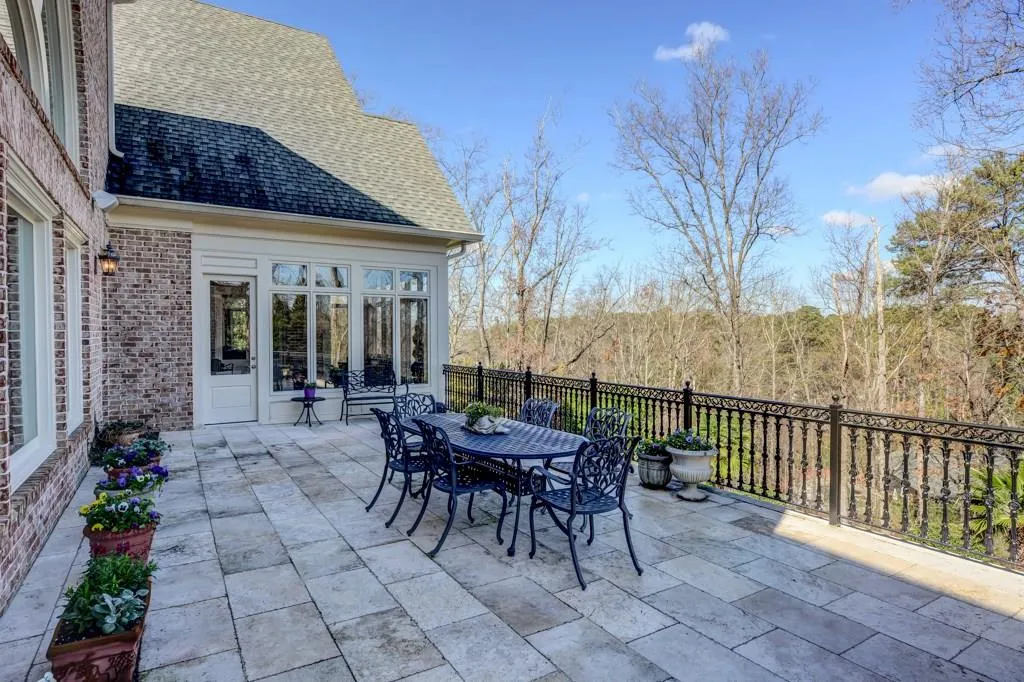 995 Heards Ferry Road, Sandy Springs, Georgia 30328, 5 Bedrooms Bedrooms, ,6 BathroomsBathrooms,Residential,Sold,995 Heards Ferry Road,5810193