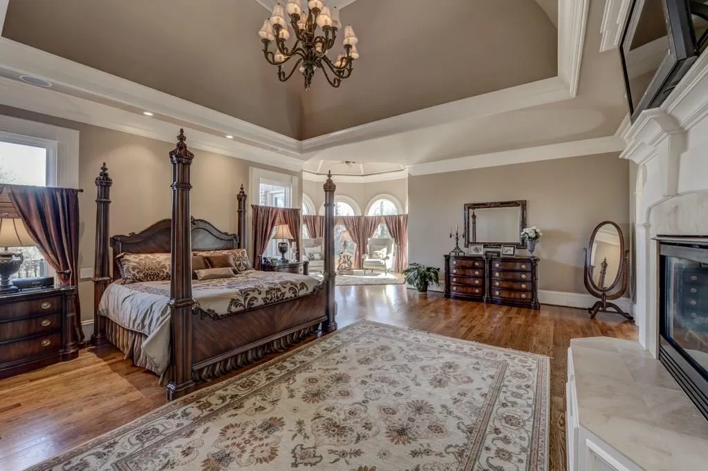 995 Heards Ferry Road, Sandy Springs, Georgia 30328, 5 Bedrooms Bedrooms, ,6 BathroomsBathrooms,Residential,Sold,995 Heards Ferry Road,5810193