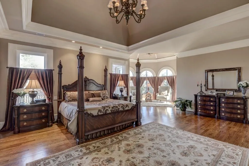 995 Heards Ferry Road, Sandy Springs, Georgia 30328, 5 Bedrooms Bedrooms, ,6 BathroomsBathrooms,Residential,Sold,995 Heards Ferry Road,5810193