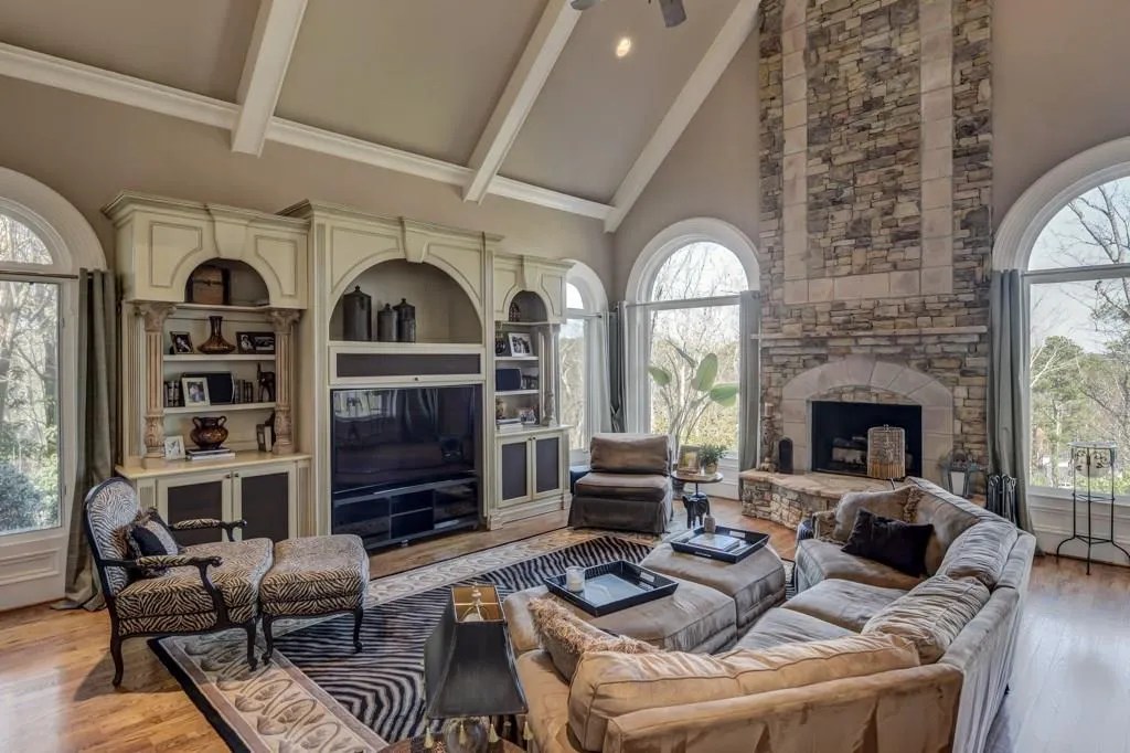 995 Heards Ferry Road, Sandy Springs, Georgia 30328, 5 Bedrooms Bedrooms, ,6 BathroomsBathrooms,Residential,Sold,995 Heards Ferry Road,5810193
