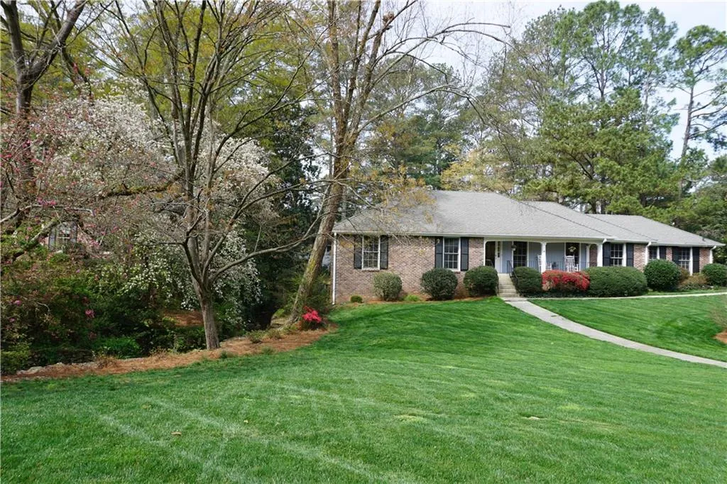6230 River Shore Parkway, Sandy Springs, Georgia 30328, 6 Bedrooms Bedrooms, ,3 BathroomsBathrooms,Residential,Sold,6230 River Shore Parkway,5680891
