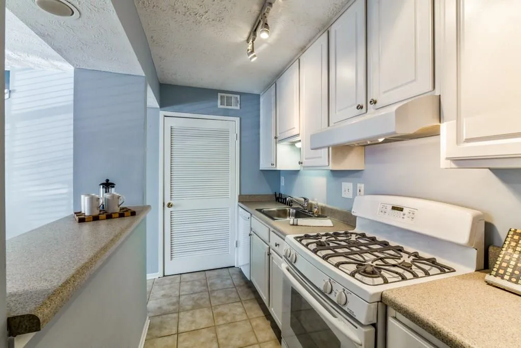 6822 Glenridge Drive Unit C, Sandy Springs, Georgia 30328, 1 Bedroom Bedrooms, ,1 BathroomBathrooms,Residential,Sold,6822 Glenridge Drive Unit C,6103054