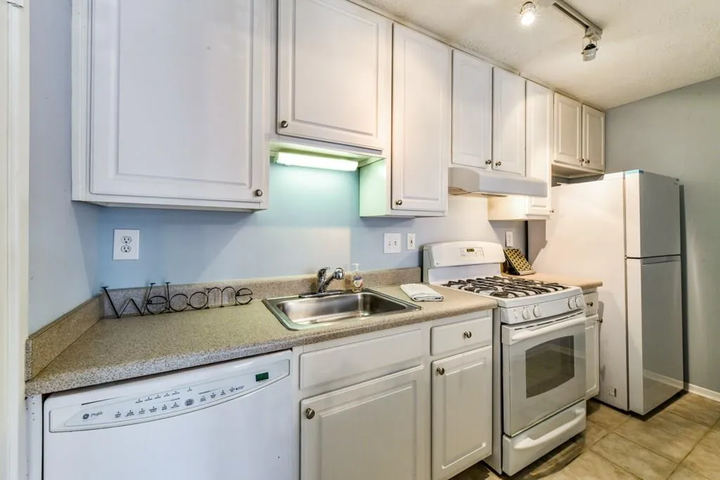 6822 Glenridge Drive Unit C, Sandy Springs, Georgia 30328, 1 Bedroom Bedrooms, ,1 BathroomBathrooms,Residential,Sold,6822 Glenridge Drive Unit C,6103054