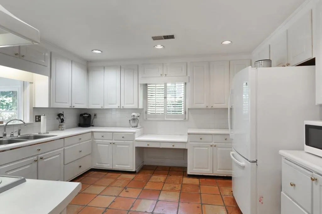280 Riverhill Drive, Sandy Springs, Georgia 30328, 3 Bedrooms Bedrooms, ,3 BathroomsBathrooms,Residential,Sold,280 Riverhill Drive,6612619