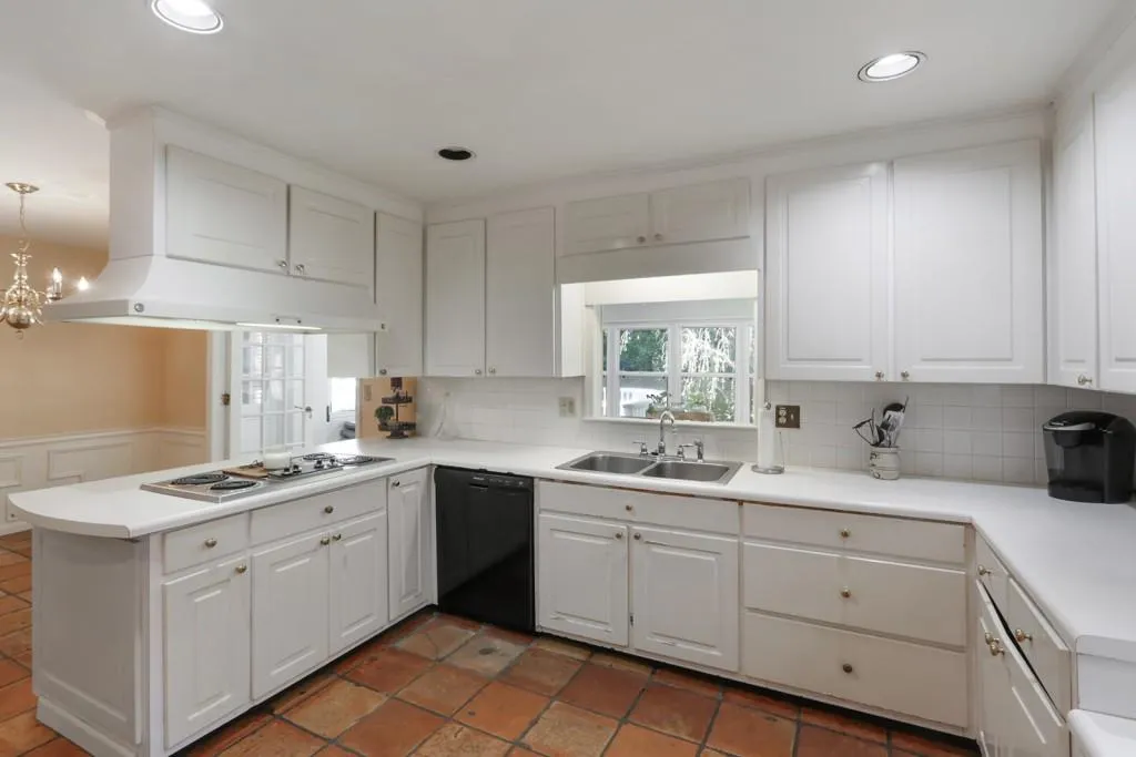 280 Riverhill Drive, Sandy Springs, Georgia 30328, 3 Bedrooms Bedrooms, ,3 BathroomsBathrooms,Residential,Sold,280 Riverhill Drive,6612619