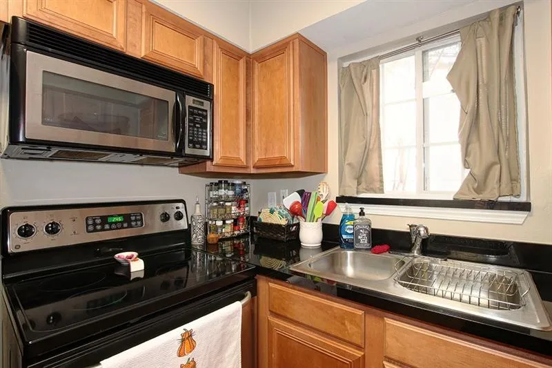 6940 Roswell Road Unit 14b, Sandy Springs, Georgia 30328, 1 Bedroom Bedrooms, ,1 BathroomBathrooms,Residential,Sold,6940 Roswell Road Unit 14b,6645517
