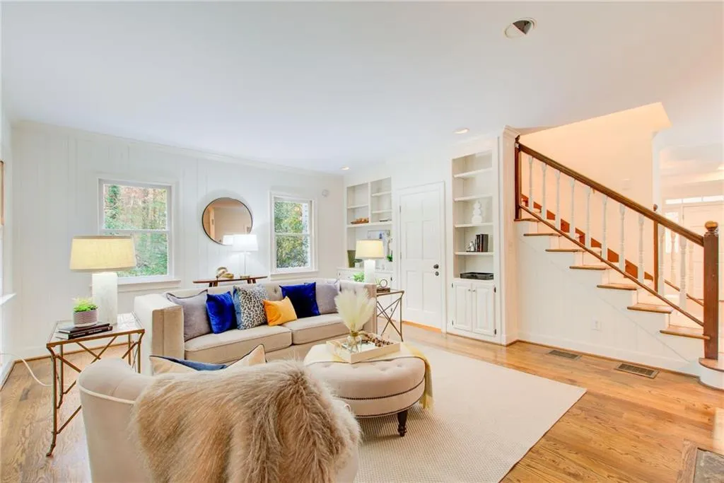 Keeping room beside the kitchen give you extra space for entertaining.