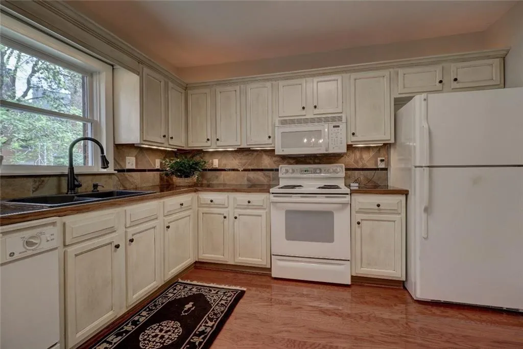 7500 Roswell Road Unit 105, Sandy Springs, Georgia 30350, 2 Bedrooms Bedrooms, ,2 BathroomsBathrooms,Residential,Sold,7500 Roswell Road Unit 105,5988622