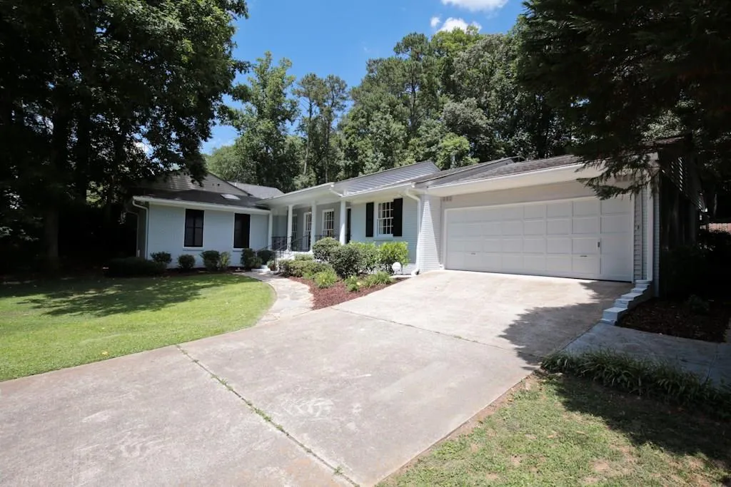 2939 Sequoyah Drive Nw, Atlanta, Georgia 30327, 3 Bedrooms Bedrooms, ,3 BathroomsBathrooms,Residential,Sold,2939 Sequoyah Drive Nw,5703255