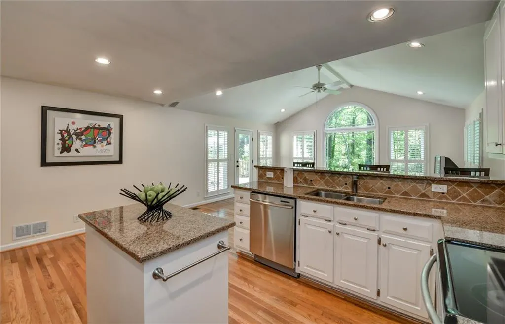 7215 Hunters Branch Drive, Sandy Springs, Georgia 30328, 4 Bedrooms Bedrooms, ,3 BathroomsBathrooms,Residential,Sold,7215 Hunters Branch Drive,6009596
