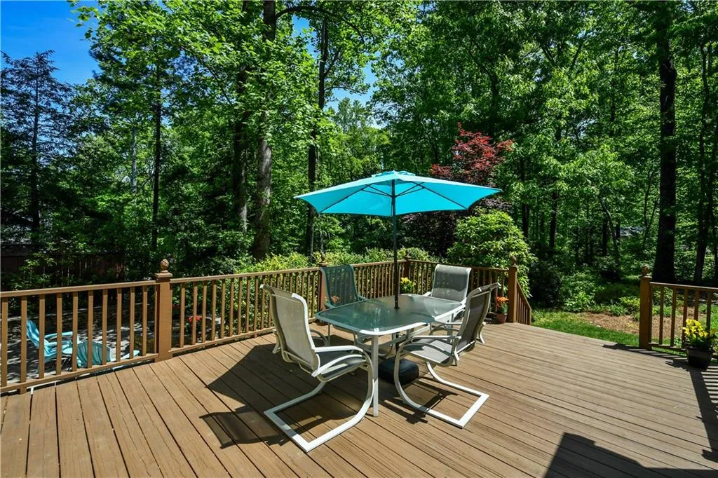 7215 Hunters Branch Drive, Sandy Springs, Georgia 30328, 4 Bedrooms Bedrooms, ,3 BathroomsBathrooms,Residential,Sold,7215 Hunters Branch Drive,6009596