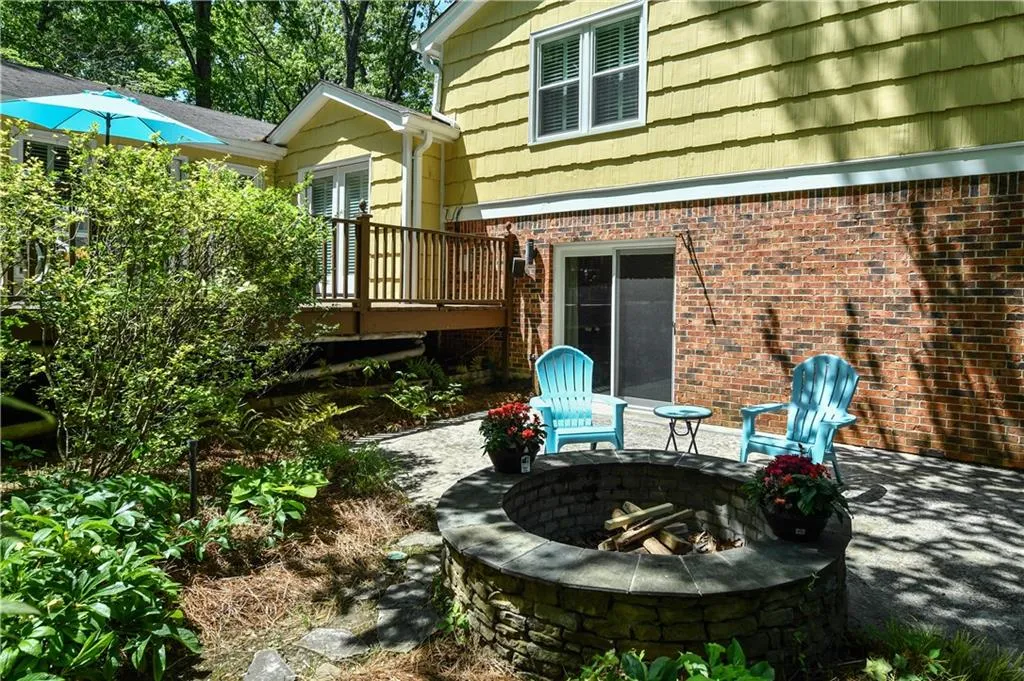 7215 Hunters Branch Drive, Sandy Springs, Georgia 30328, 4 Bedrooms Bedrooms, ,3 BathroomsBathrooms,Residential,Sold,7215 Hunters Branch Drive,6009596