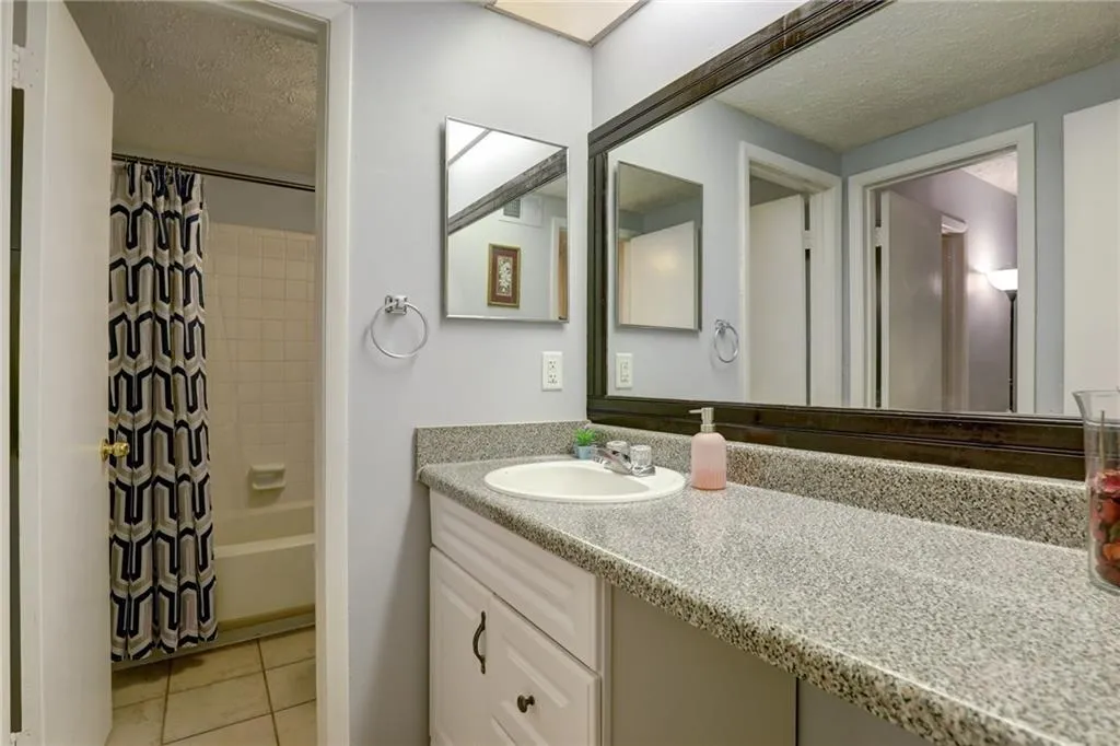 5137 Roswell Road Unit 5, Atlanta, Georgia 30342, 2 Bedrooms Bedrooms, ,2 BathroomsBathrooms,Residential,Sold,5137 Roswell Road Unit 5,6809234