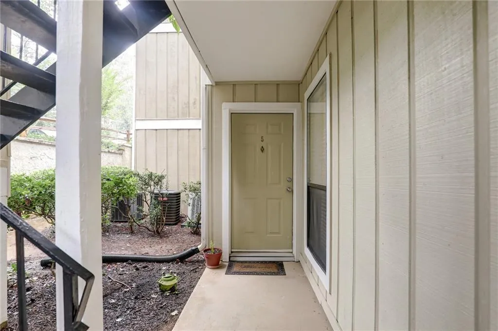 5137 Roswell Road Unit 5, Atlanta, Georgia 30342, 2 Bedrooms Bedrooms, ,2 BathroomsBathrooms,Residential,Sold,5137 Roswell Road Unit 5,6809234